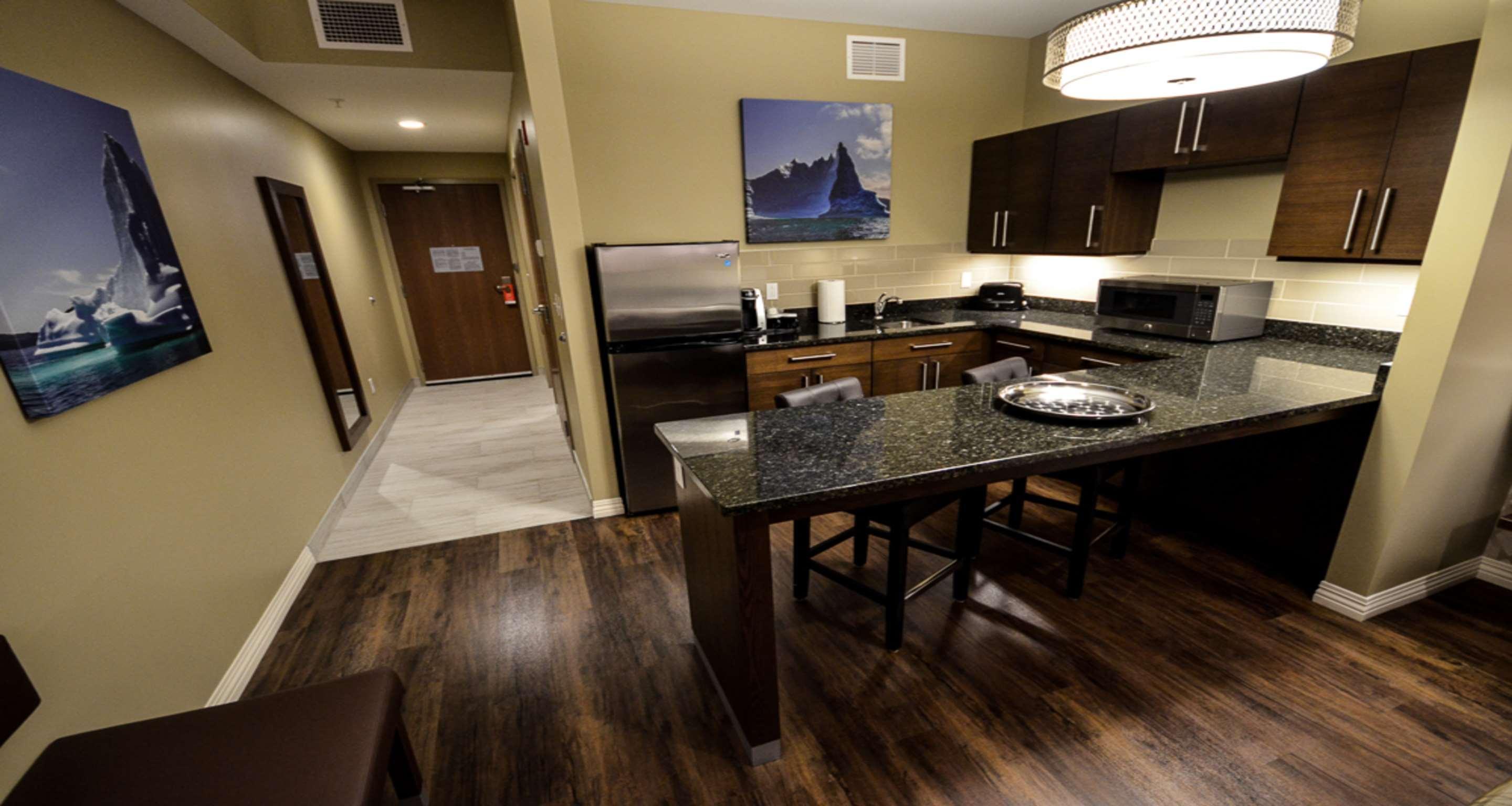 Best Western Plus St. John'S Airport Hotel And Suites Екстериор снимка