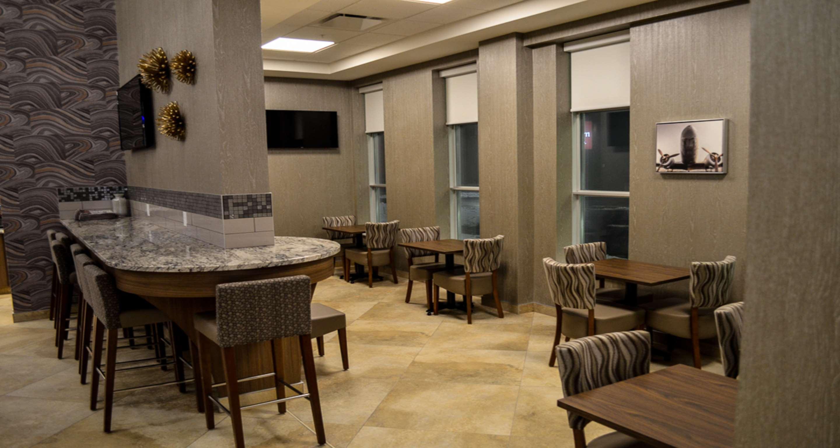 Best Western Plus St. John'S Airport Hotel And Suites Екстериор снимка