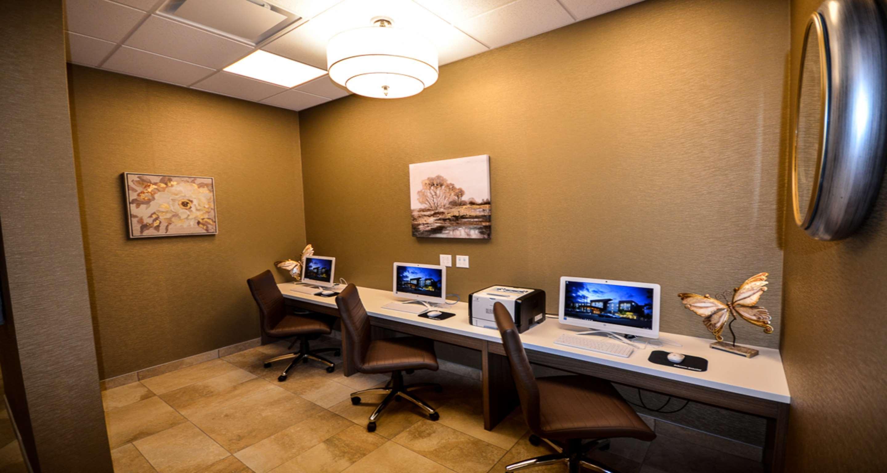Best Western Plus St. John'S Airport Hotel And Suites Екстериор снимка