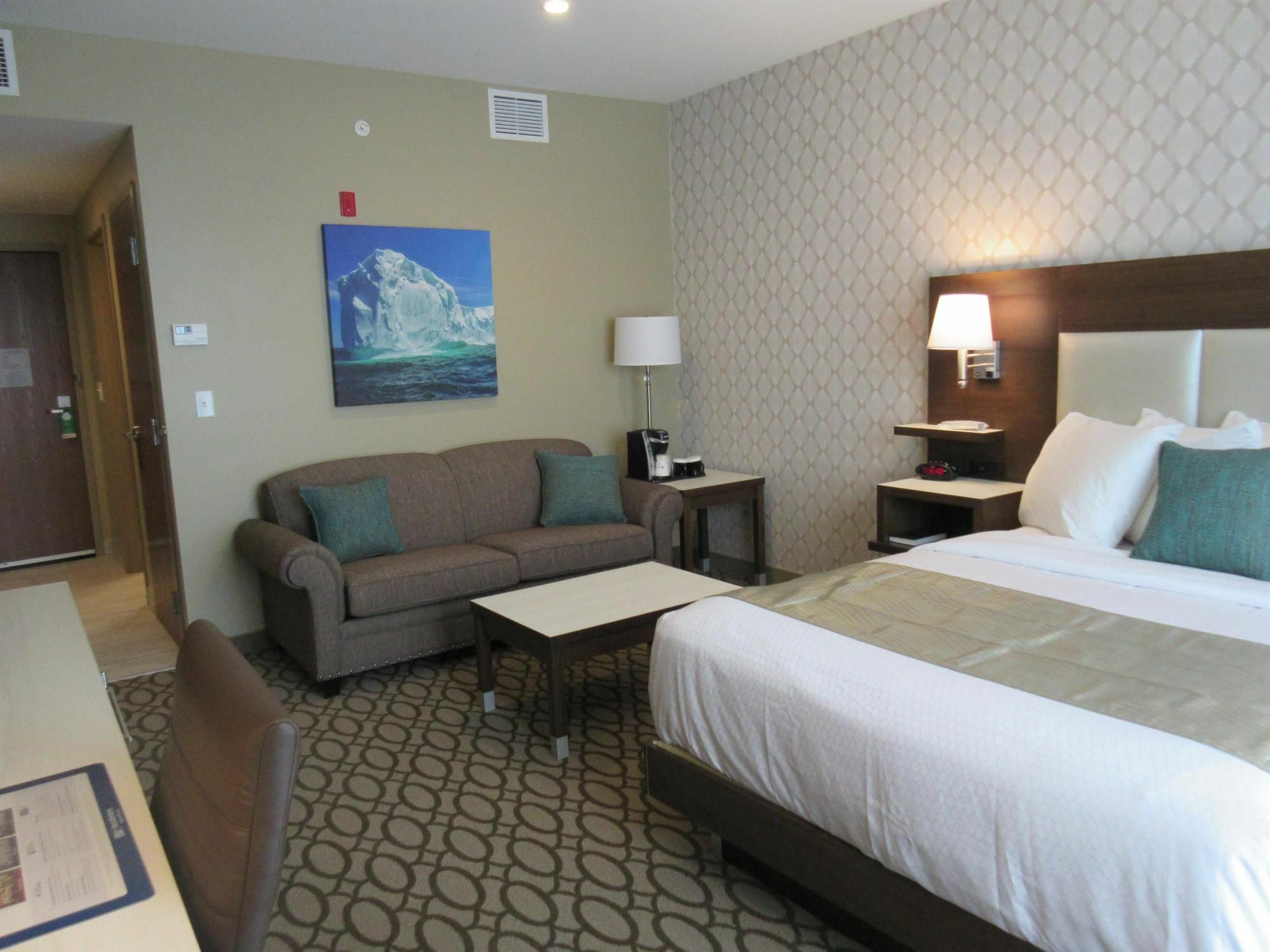 Best Western Plus St. John'S Airport Hotel And Suites Екстериор снимка